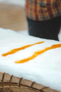 Érable chaud sur la neige pour un tire d'érable au Québec