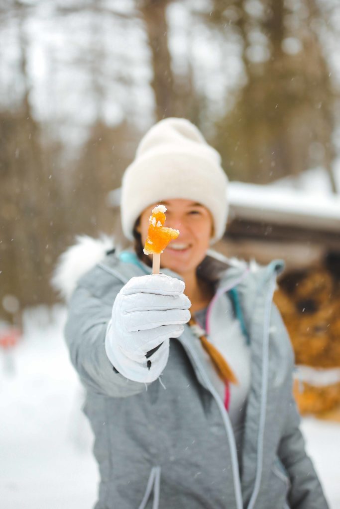 Le tire d'érable au Québec en hiver