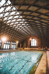 La piscine couverte du château de Montebello au Québec