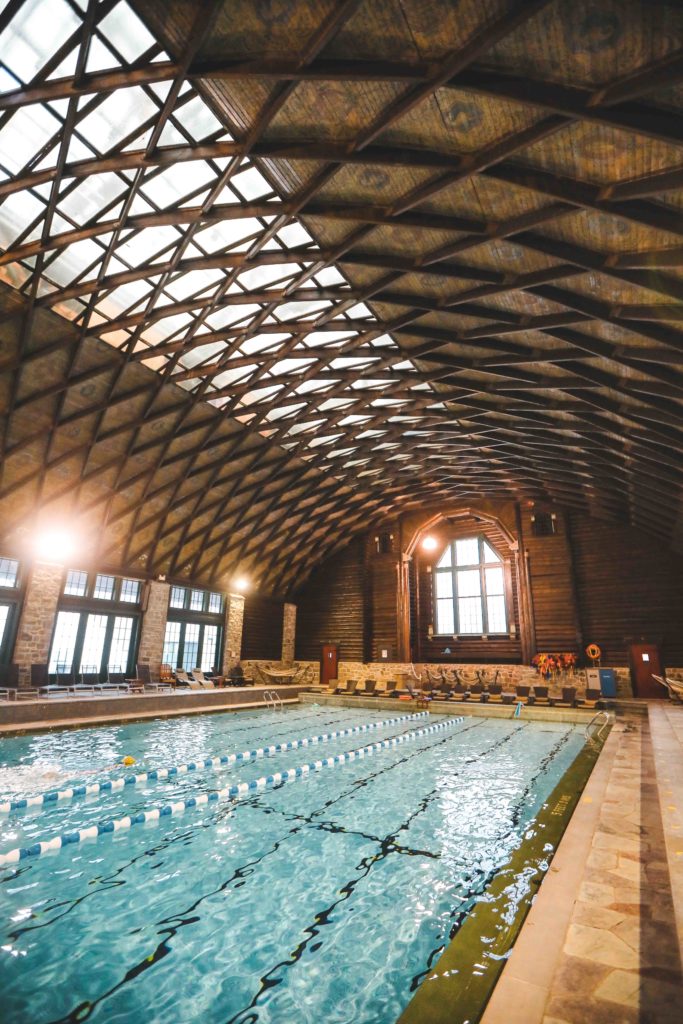 La piscine couverte du château de Montebello au Québec