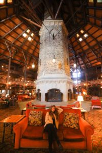 Le foyer immense dans le hall du château de Montebello au Québec