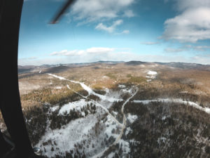 Nature enneigé au Québec vu d'hélicoptère