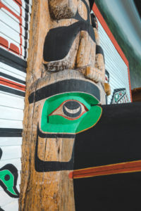 Totem vu de près au musée canadien de l'histoire