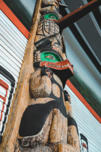 Totem vu d'en bas dans le musée canadien de l'histoire