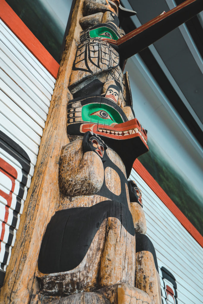 Totem vu d'en bas dans le musée canadien de l'histoire