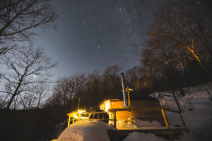 Yourte vu de l'extérieur et de nuit au Québec en hiver