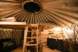 Intérieur de la yourte au Borefuge à L'Ange Gardien au Québec