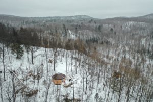 Yourte au milieu de la nature dans l'Outaouais au Québec en hiver