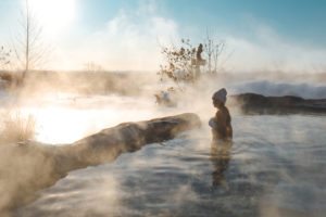 Soleil du matin au Nordik Spa-Nature à Chelsea au Québec en hiver