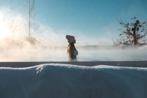 Bassin du Nordik Spa-Nature sous la neige au Québec en hiver