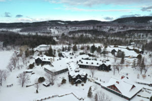 Le château Montebello sous la neige vu d'en haut