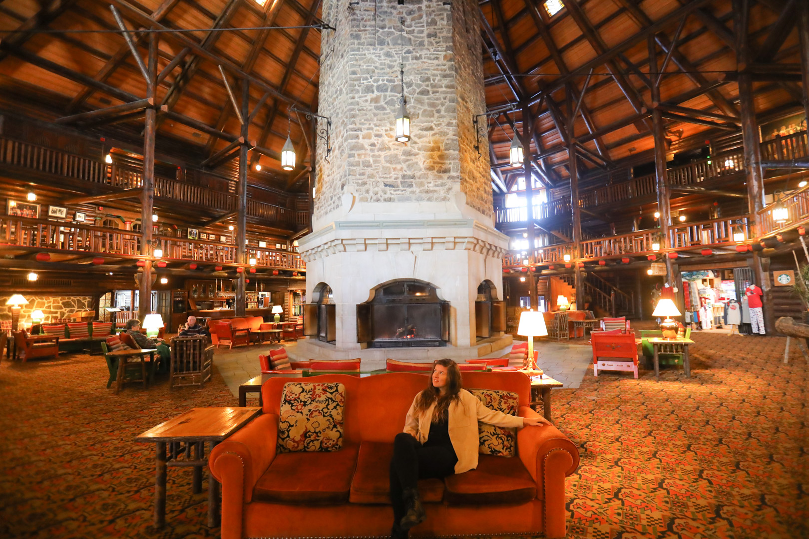 Le hall et l'immense foyer dans le château de Montebello au Québec On