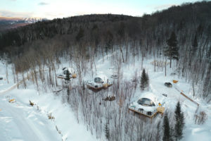 Vu en drone de dômes près de Mont Tremblant au Québec en hiver