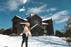 Bataille de boule de neige devant le château de Montebello sous la neige en hiver