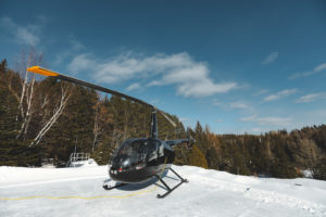 Hélicoptère au sol près du Mont Tremblant dans les Laurentides