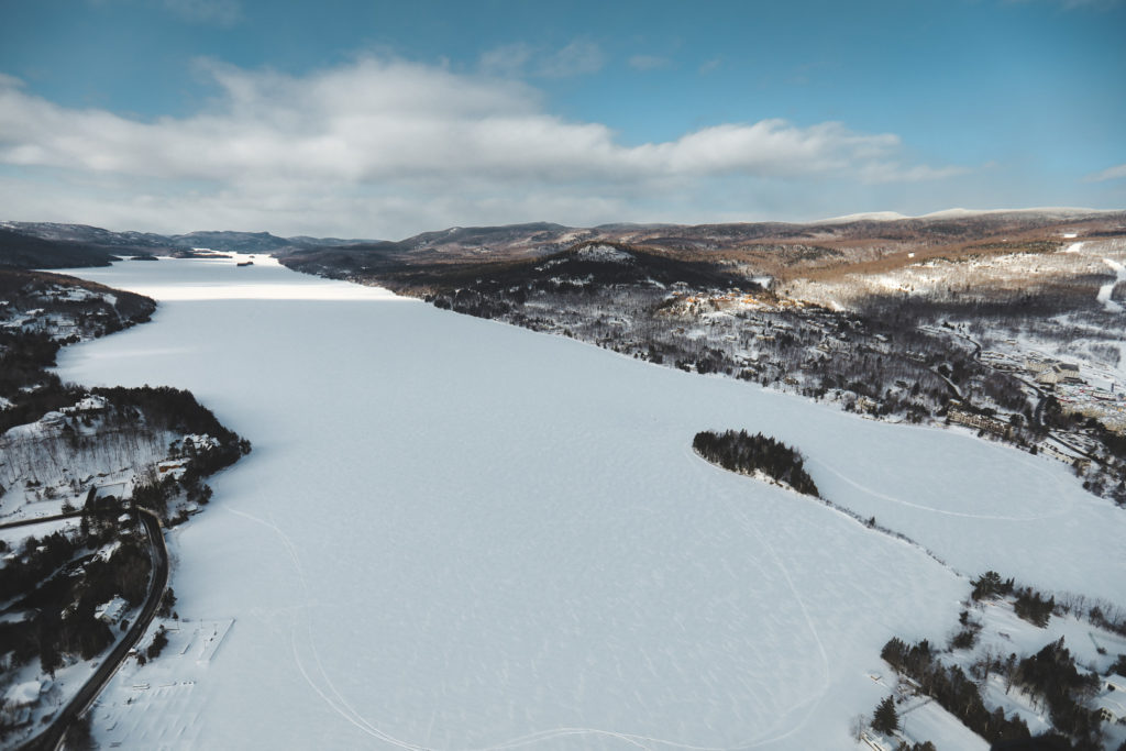 Lac Tremblant sous la neige vu d'hélicoptère au Québec en hiver