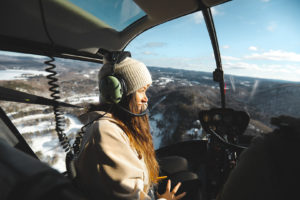 Dans l'hélicoptère au dessus du Mont Tremblant l'hiver