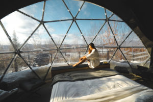 À l'intérieur d'un dôme près du Mont Tremblant au Québec en hiver