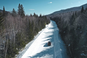 Sur la route lors d'un road-trip au Québec en hiver