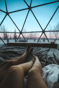 Cocooning à l'intérieur d'un dôme au Québec en hiver