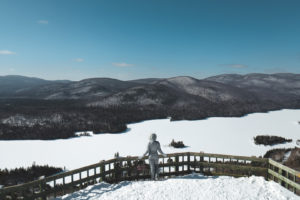 Vue sur le lac Monroe dans le Parc National du Mont Tremblant au Québec en hiver