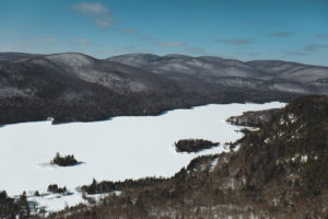 Vue sur le lac Monroe dans le parc national du Mont Tremblant au Québec en hiver