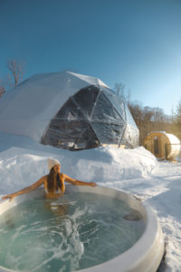 Spa sous la neige près d'un dôme au Québec l'hiver