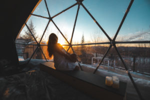 Coucher de soleil à l'intérieur du dôme Bel Air au Québec en hiver