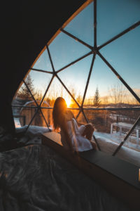 Coucher de soleil dans le dôme Bel Air au Québec en hiver