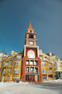 Horloge dans la station du Mont Tremblant au Québec
