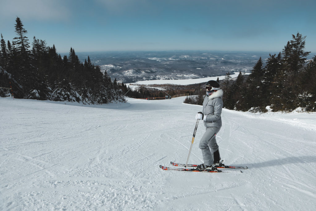 Vue depuis les pistes sur le lac Tremblant recouvert de neige en hiver