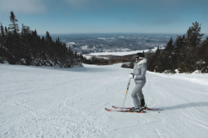 Vue depuis les pistes sur le lac Tremblant recouvert de neige en hiver