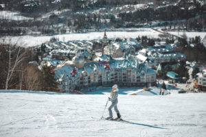 Ski et vu sur la station du Mont Tremblant au Québec l'hiver