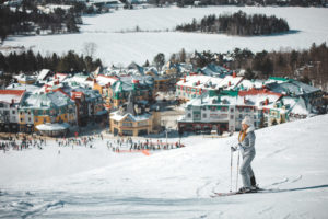 Ski et vu sur la station du Mont Tremblant au Québec