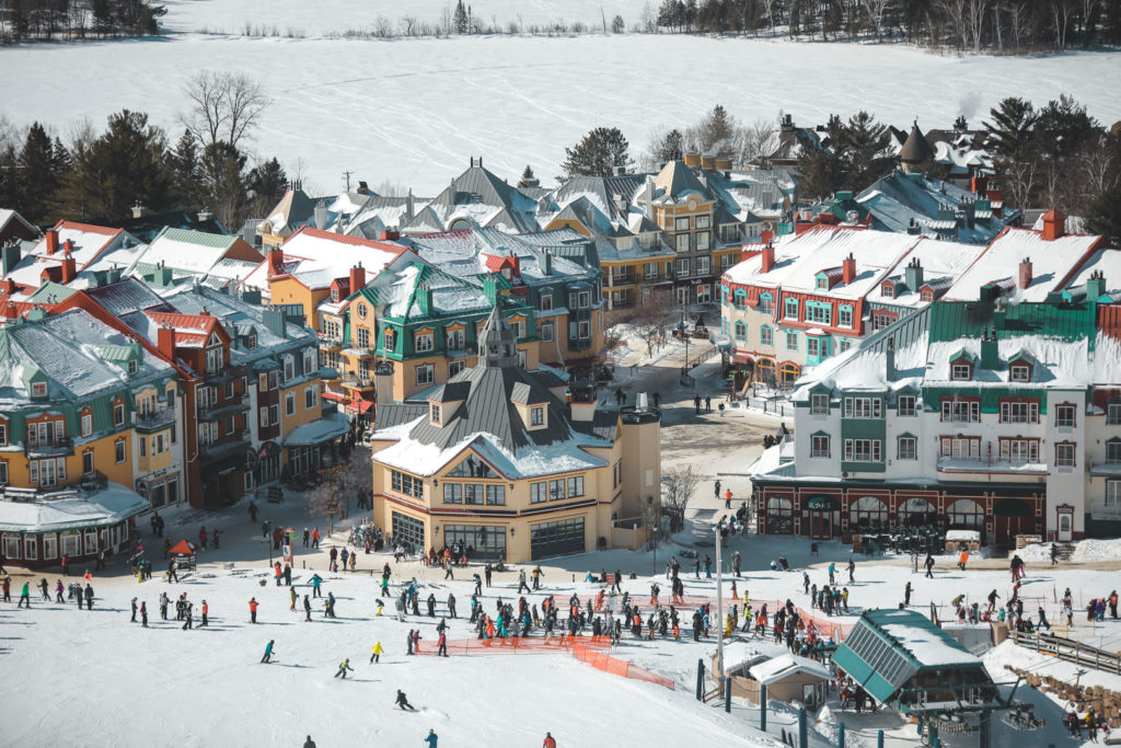 Station du Mont Tremblant et skieurs au Québec vu des pistes