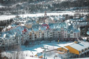 La station du Mont Tremblant au Québec vu des pistes