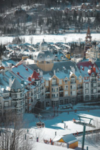 Station du Mont Tremblant au Québec vu des pistes
