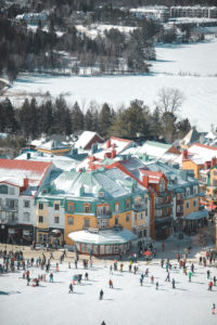 Le piied des pistes vu du versant sud du Mont Tremblant au Québec