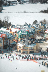 Pied des pistes vu du versant sud du Mont Tremblant au Québec