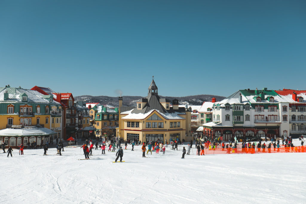 Pied des pistes à la station du Mont Tremblant au Québec en hiver