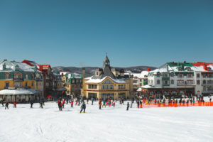 Pied des pistes à la station du Mont Tremblant au Québec en hiver