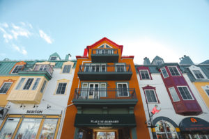 Des boutiques colorées dans la station du Mont Tremblant au Québec