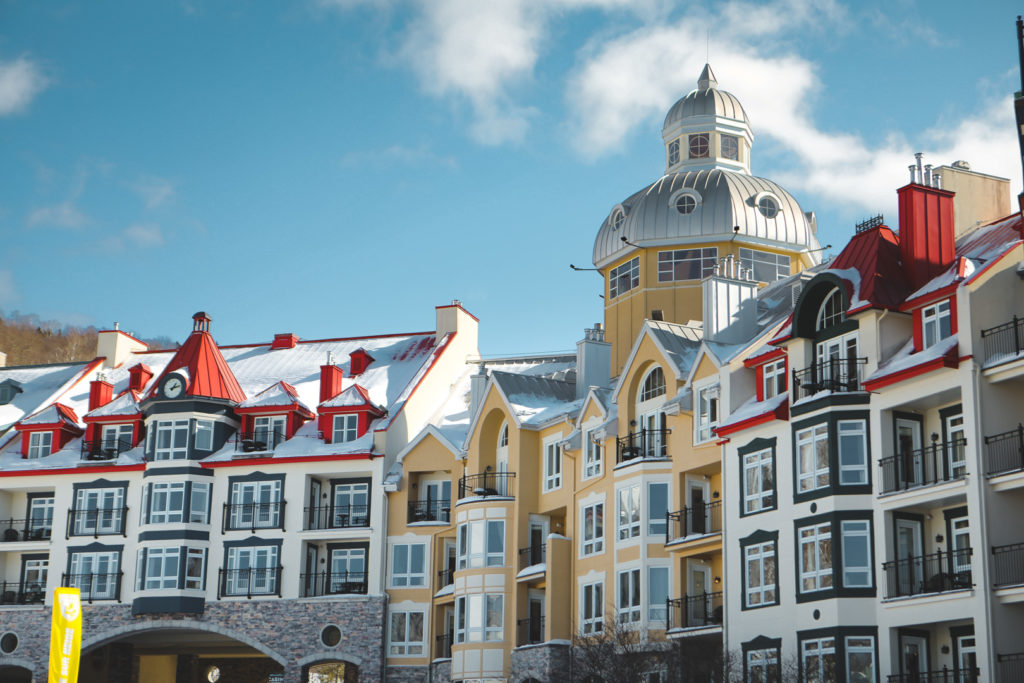 Immeubles colorés dans la station du Mont Tremblant au Québec