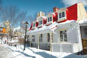 Mont Tremblant au Québecl'hiver sous la neige