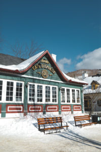 Café d'époque dans la station du Mont Tremblant au Québec en hiver