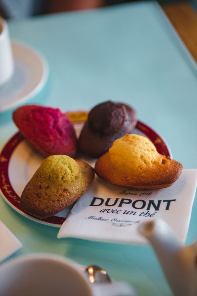 dupont avec un thé cabourg