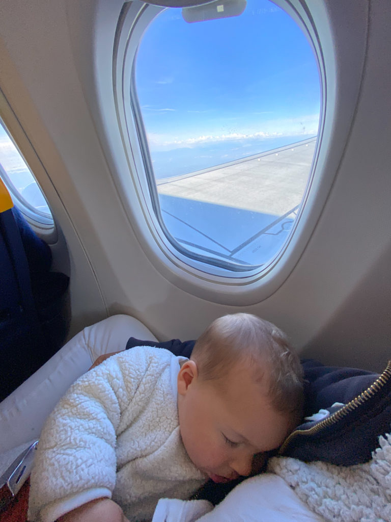 avion avec un bébé